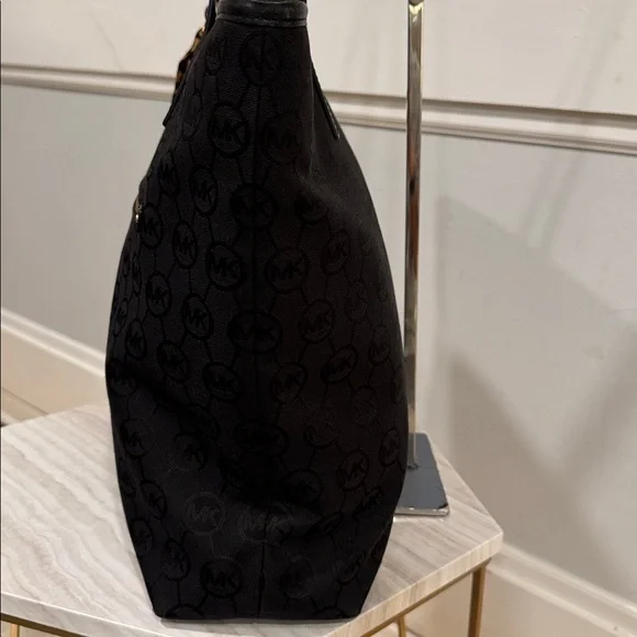 Michael Kors Bennet Black Signature Logo Tote - Picture 6 of 17